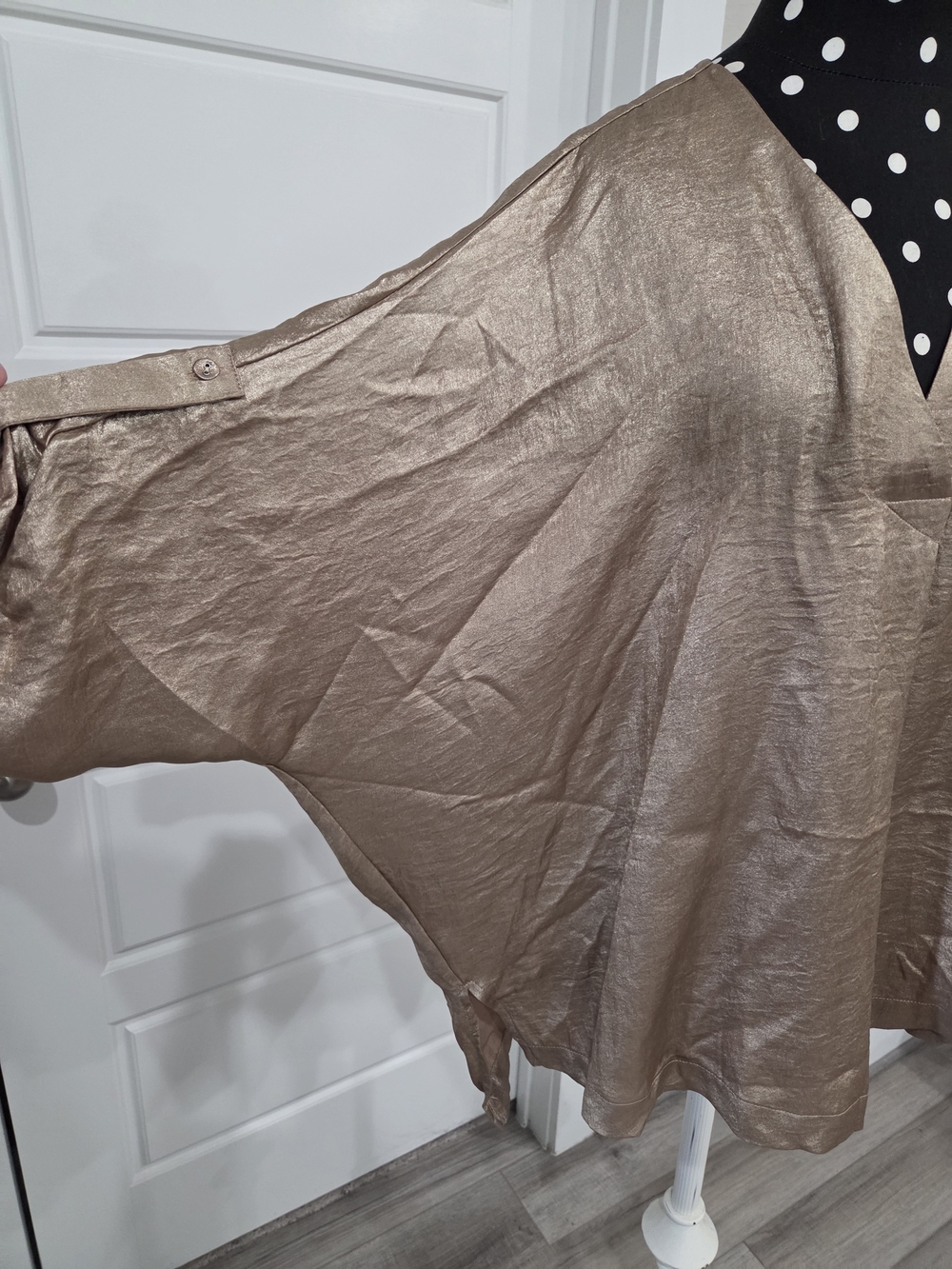 Umgee Metallic Gold V-Neck Top With Roll Tab Sleeves Size Large NWT - Picture 4 of 6